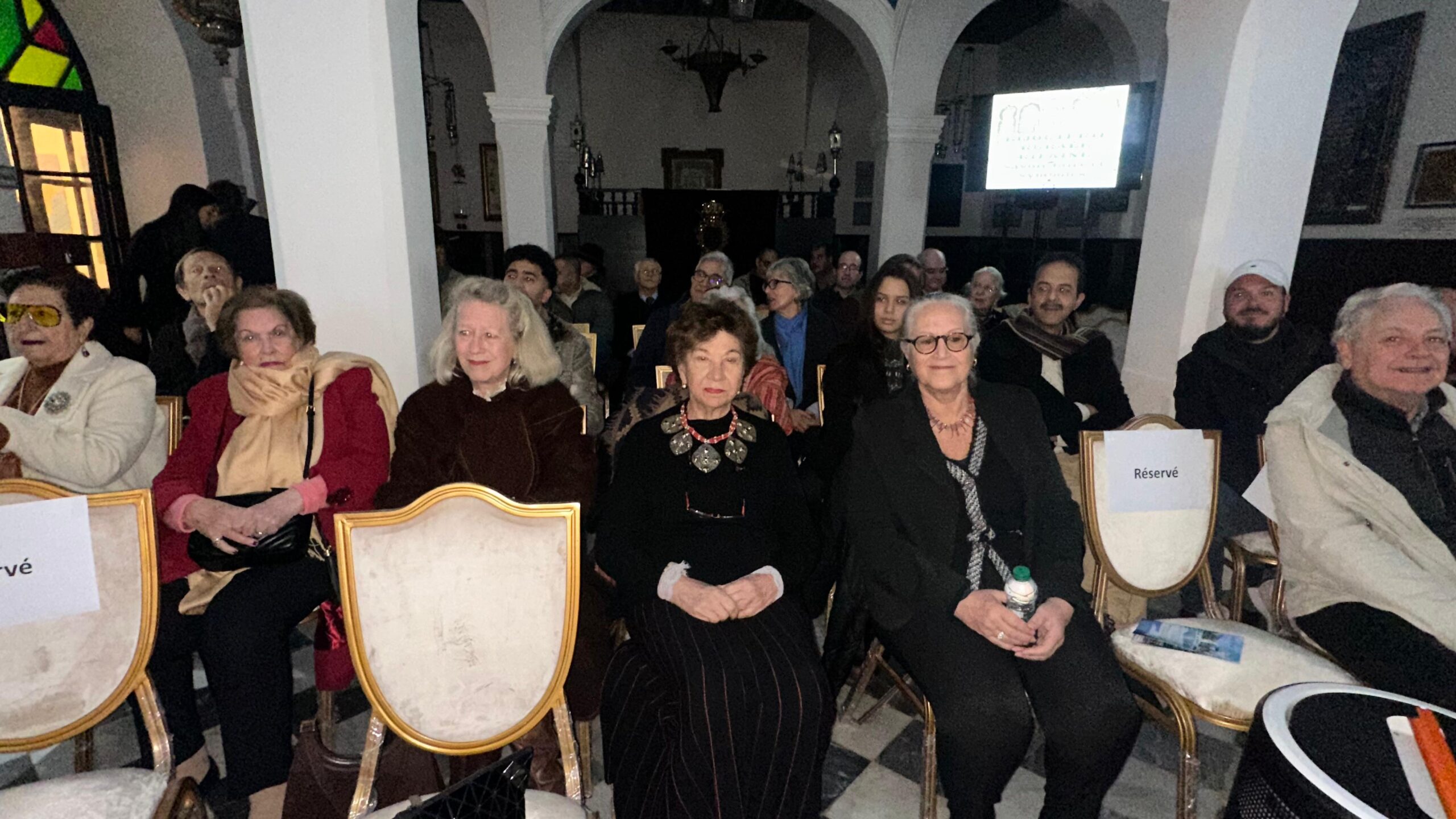 Le public présent pour la conférence vidéo du Dr. Raphael Serfaty sur les bijoux berbères