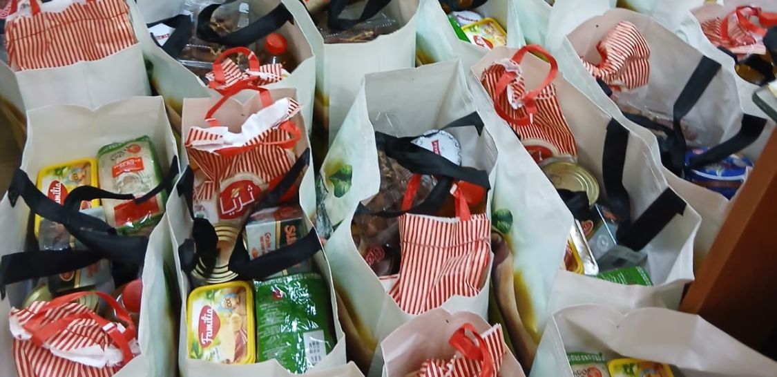 Vue de paniers de denrées alimentaires distribués par la Communauté Israélite de Tanger en solidarité