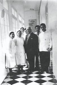 Photographie de l’équipe de l’Hôpital Benchimol à Tanger, montrant un médecin entouré d’infirmières, témoignant de la solidarité et des soins prodigués aux patients au XXe siècle.