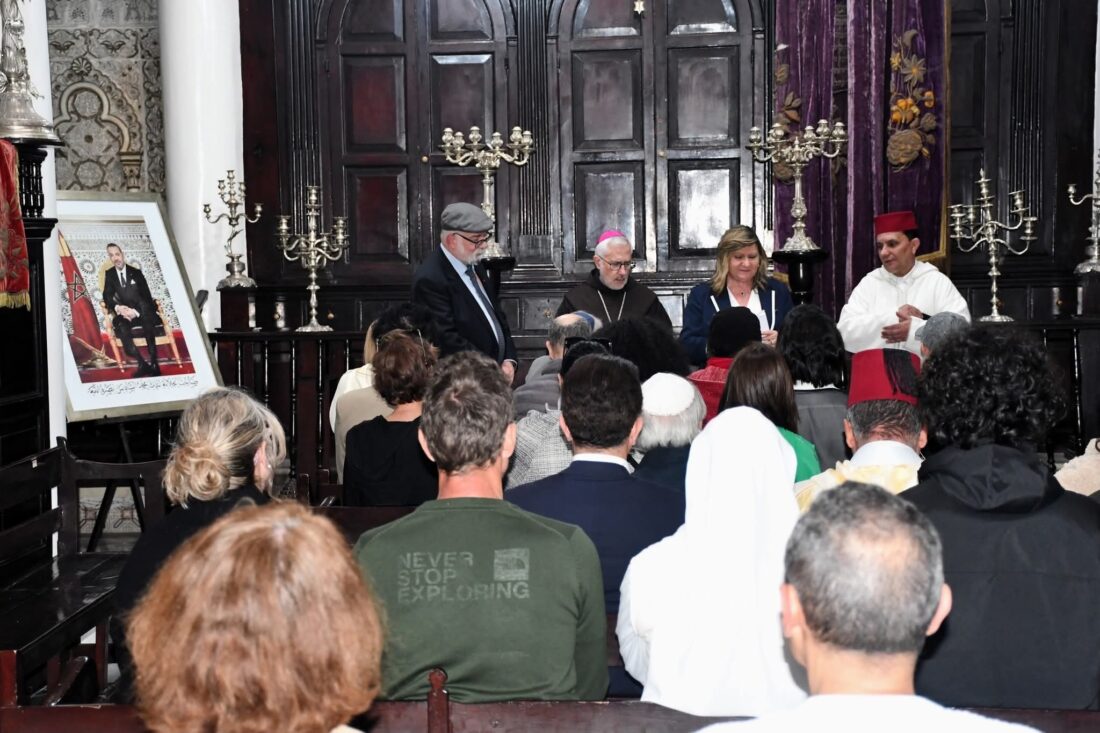 Rencontre à la synagogue Nahon des leaders religieux et intellectuels lors d’un iftar interreligieux à Tanger, célébrant la tolérance et le dialogue entre islam, judaïsme et christianisme