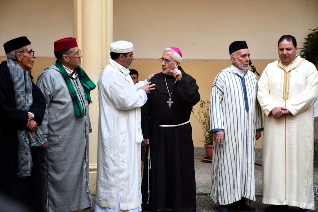 Discussion lors d'un iftar Interreligieux à Tanger