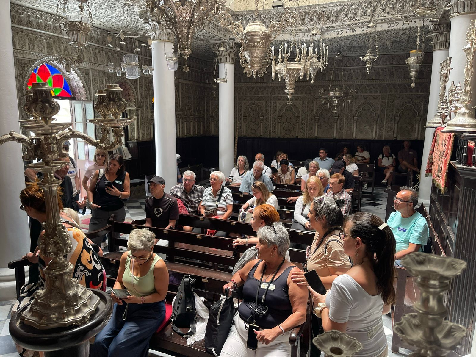 Touristes espagnols visitant l’intérieur de la synagogue Moshe Nahon à Tanger