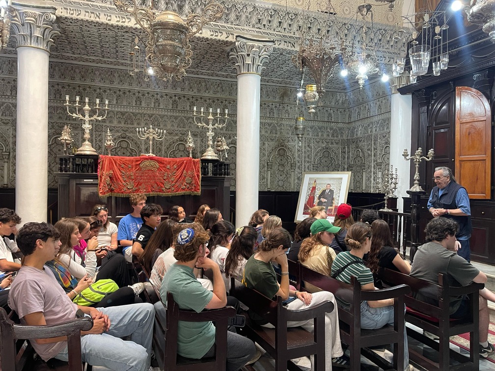 Étudiants juifs des États-Unis assis dans la synagogue Moshé Nahon à Tanger écoutant leur guide Raphaël Elmaleh