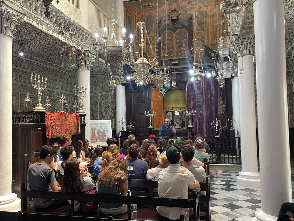 Étudiants juifs des États-Unis assis dans la synagogue Moshé Nahon à Tanger écoutant leur guide Raphaël Elmaleh