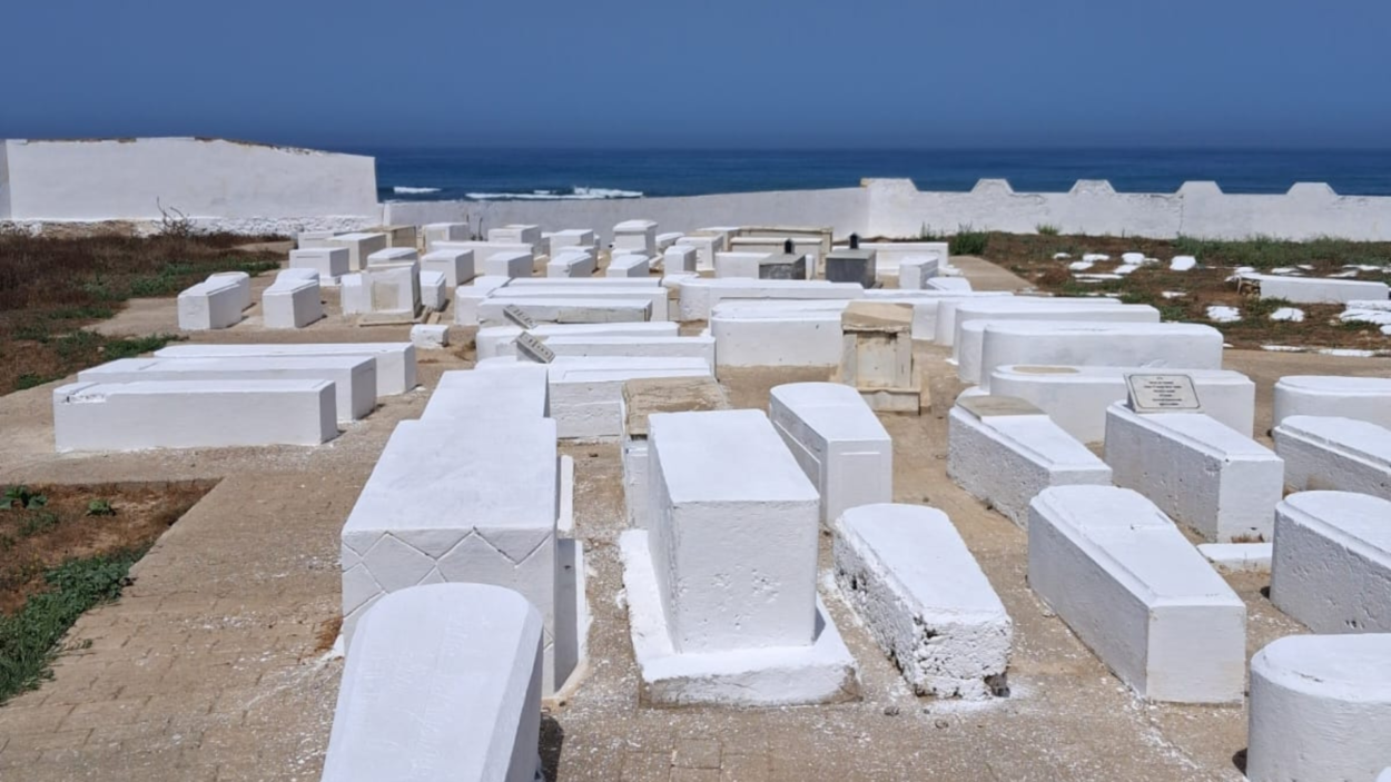 Le cimetière d'Asilah nettoyé face à l'océan, un site clé du patrimoine juif dans le Nord du Maroc.