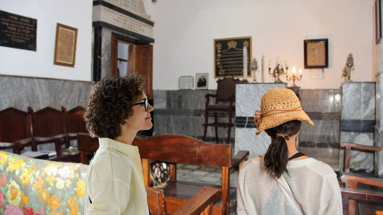 Visiteurs découvrant la synagogue Aquiba lieu de mémoire juif à Tanger
