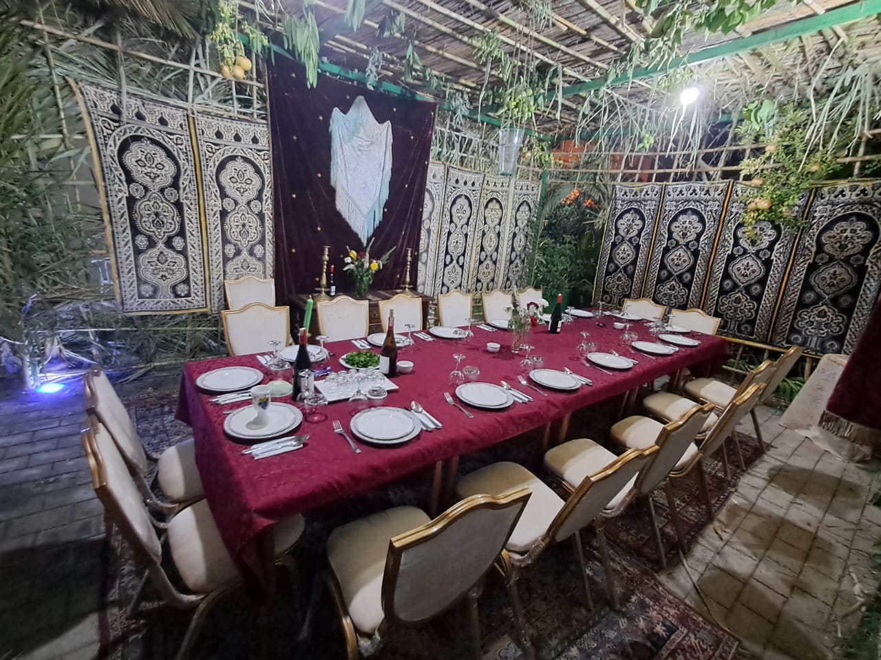 Fête de Souccot à la Résidence, un grand châle de prière Tallit blanc suspendu sur du velours bordeaux