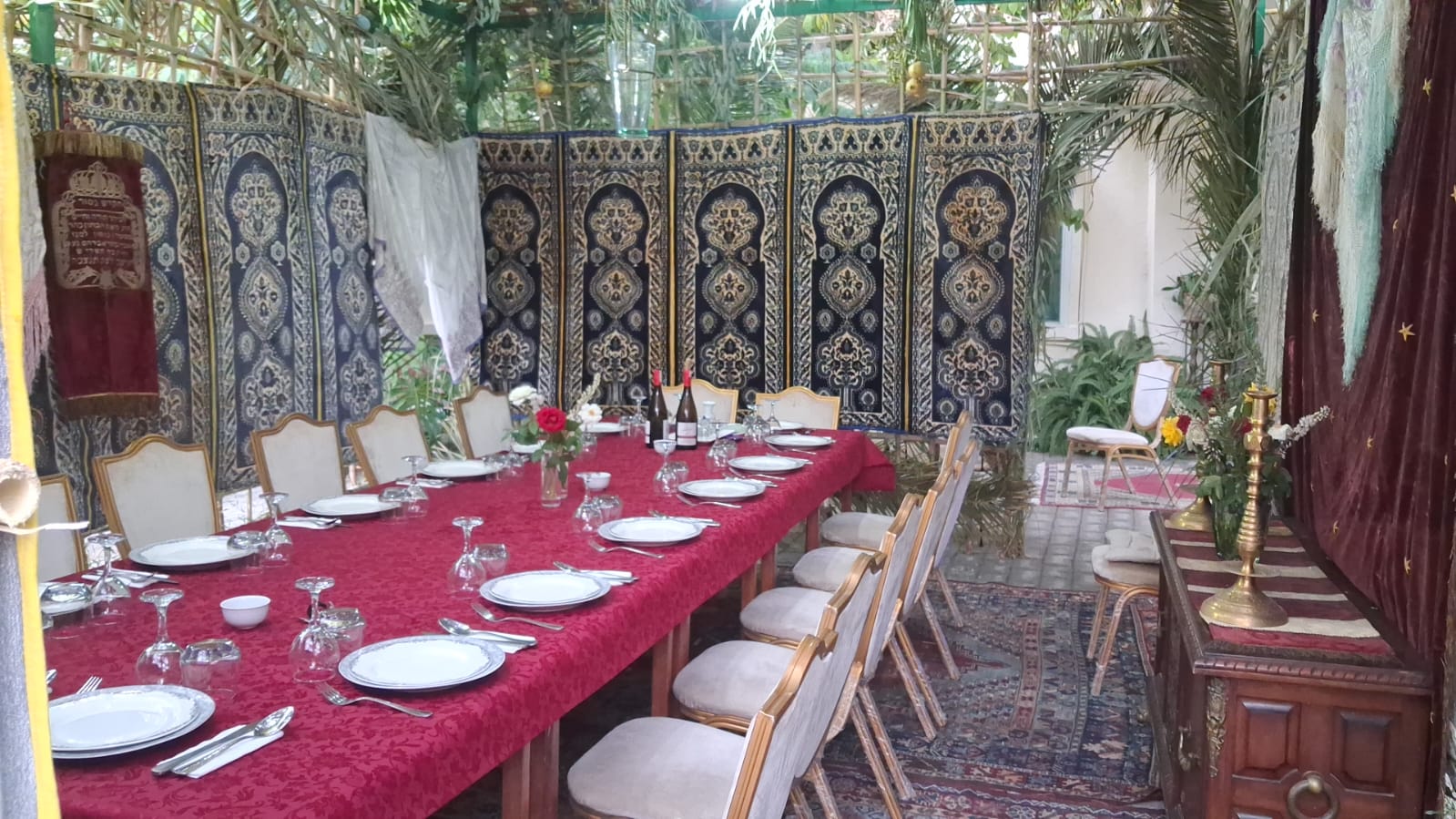 Fête, un grand châle de prière Tallit blanc suspendu sur du velours bordeaux